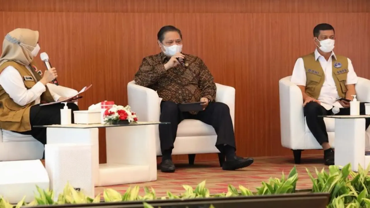 Menteri Koordinator Perekonomian Airlangga Hartarto dan Kepala BNPB Doni Monardo