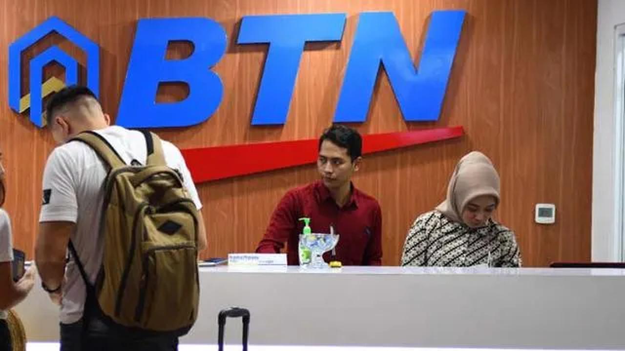 Sebelum bergabung dengan Kementerian BUMN, Pahala adalah direktur utama PT Bank Tabungan Negara (Persero) 2019-2020.