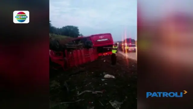 Menurut pengakuan penumpang, bus yang berangkat dari Pati, Jawa Tengah menuju Jakarta itu setidaknya telah tiga kali berhenti di bahu jalan 