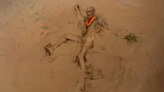 Seorang lelaki tua jatuh ke lumpur sawah saat merayakan Asar Pandra atau hari menanam padi di Distrik Dhading, Nepal, Minggu (30/6/2019). Umat Hindu Nepal menganggap Asar Pandra sebagai hari baik untuk menanam padi. (AP Photo/Niranjan Shrestha)