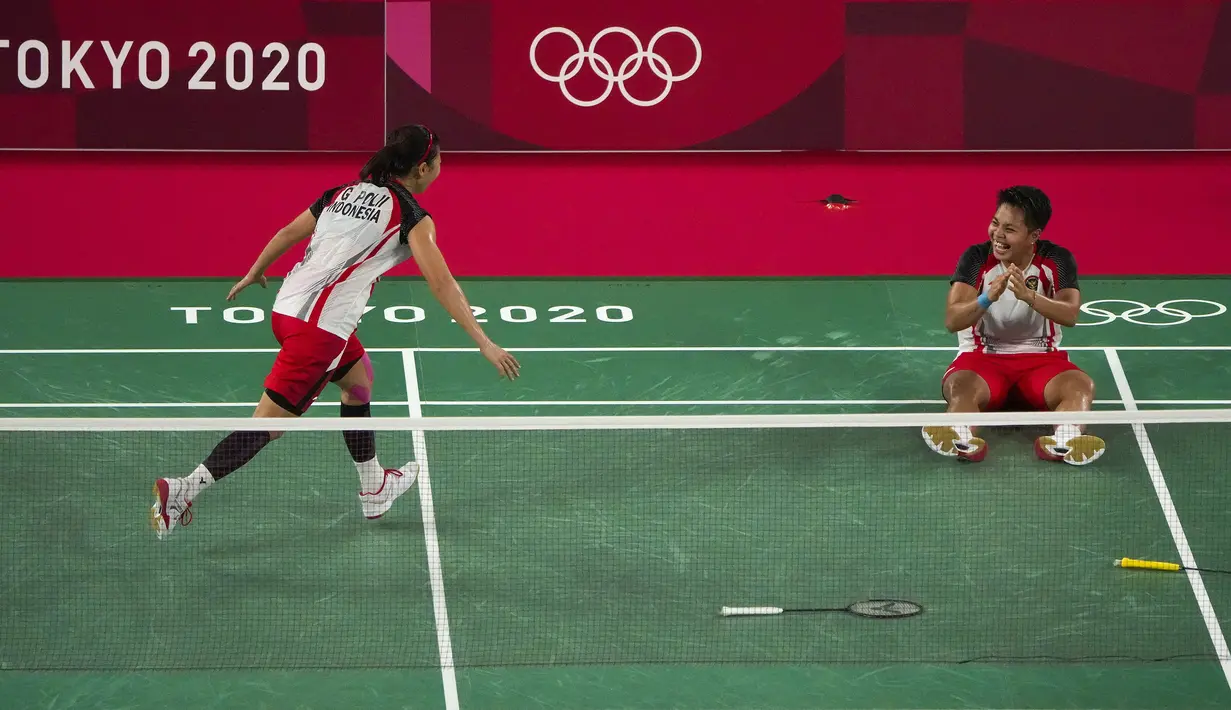 Pasangan Indonesia, Greysia Polii (kiri) dan Apriyani Rahayu merayakan kemenangan setelah melawan pasangan China Chen Qing Chen dan Jia Yi Fan dalam pertandingan medali emas ganda putri pada Olimpiade Musim Panas 2020, Senin, 2 Agustus 2021, di Tokyo, Jepang. (AP Photo/Markus Schreiber)