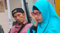 Suami Soimah, menatap istrinya, yang sedang menyeka air mata ketika menceritakan perasaannya mengetahui anaknya, AM (17), meninggal dunia saat sekolah di Pondok Modern Darussalam Gontor Ponorogo Jatim (Liputan6.com / Nefri Inge)