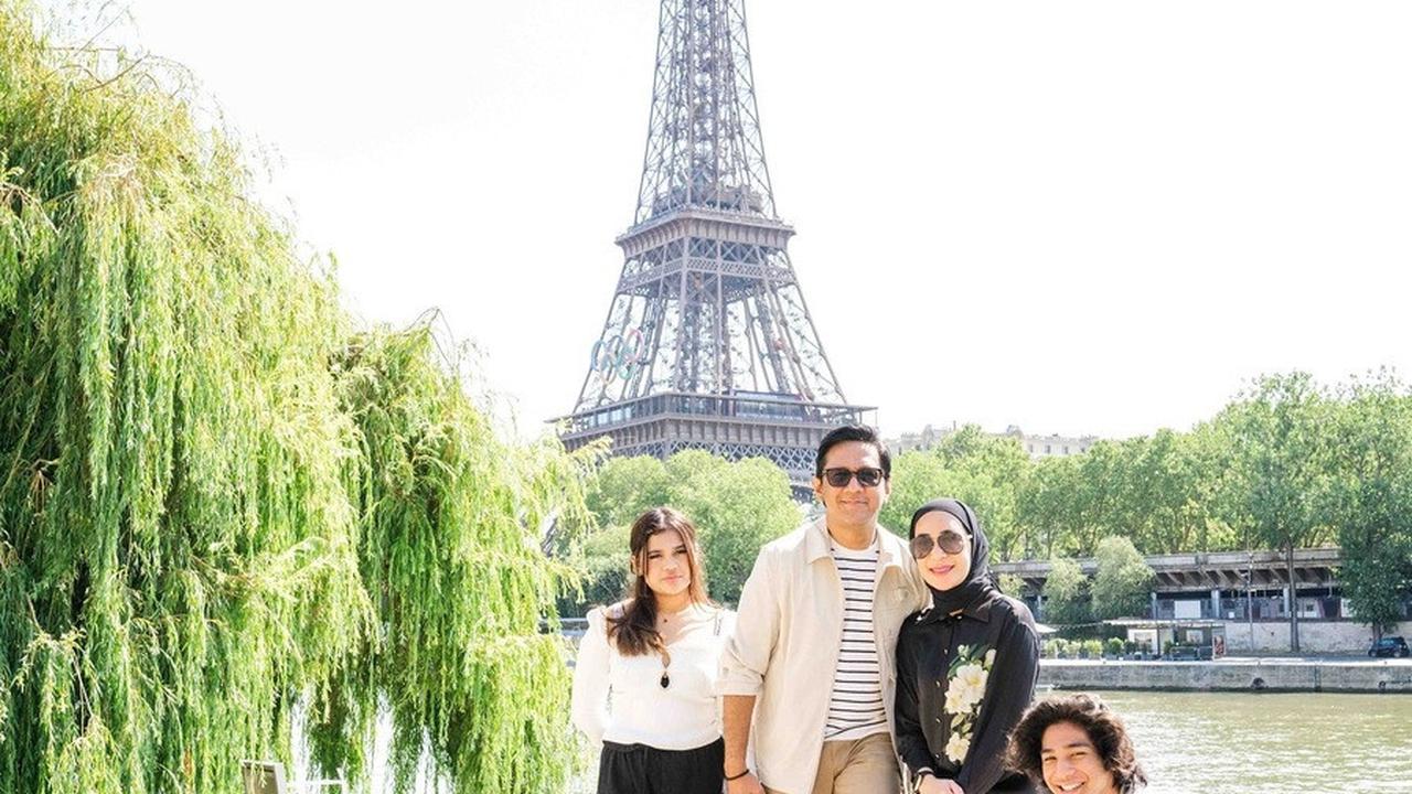 Berfoto Sekeluarga Dengan Latar Belakang Menara Eiffel