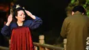 Seorang wanita mengenakan kostum Dinasti Tang berpose saat ia mengunjungi Danau Barat di Hangzhou di provinsi Zhejiang timur China (31/3). Kostum Dinasti Tang memiliki Struktur alami, anggun dan elegan, dan aksesoris yang indah. (AFP Photo/China Out)