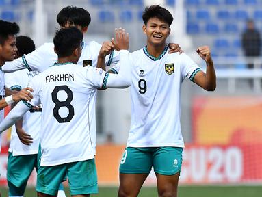 Timnas Indonesia U-20 maraih hasil positif pada laga keduanya di Piala Asia U-20 2023 setelah mampu menekuk Suriah U-20 dengan skor tipis 1-0 di Lokomotiv Stadium, Tashkent, Uzbekistan, Sabtu (4/3/2023). Gol tunggal Garuda Muda yang kembali menghidupkan peluang untuk lolos dari fase Grup A dicetak oleh Hokky Caraka lewat sepakan keras melengkung kaki kiri pada menit ke-35. (AFC/Adam Aidil)