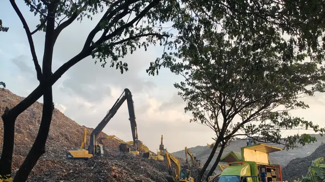 Tempat Pengolahan Sampah Terpadu (TPST) Bantargebang di Desa Ciketing Udik, Kecamatan Bantargebang, Kota Bekasi, Jawa Barat.
