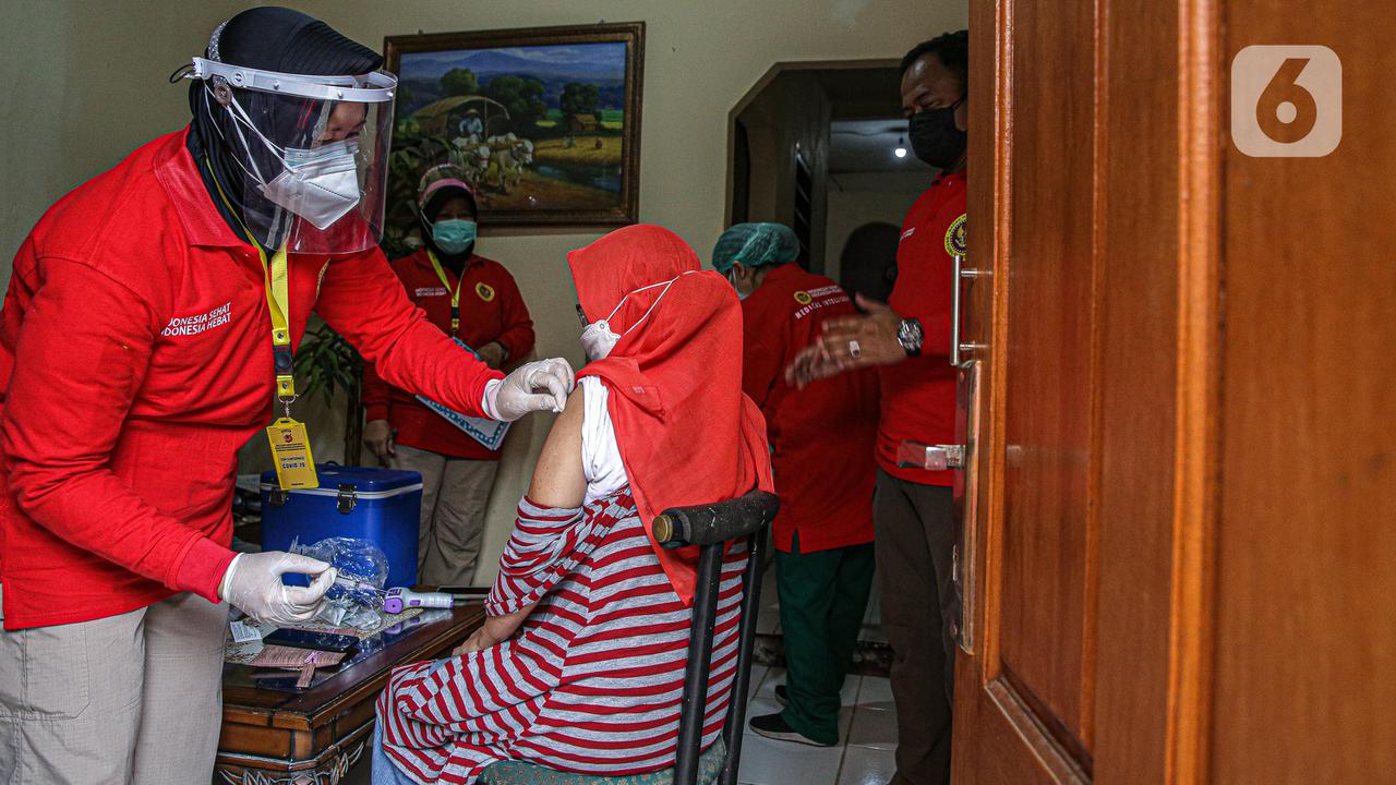 Vaksinasi COVID-19 Secara Dari Rumah ke Rumah di Bogor
