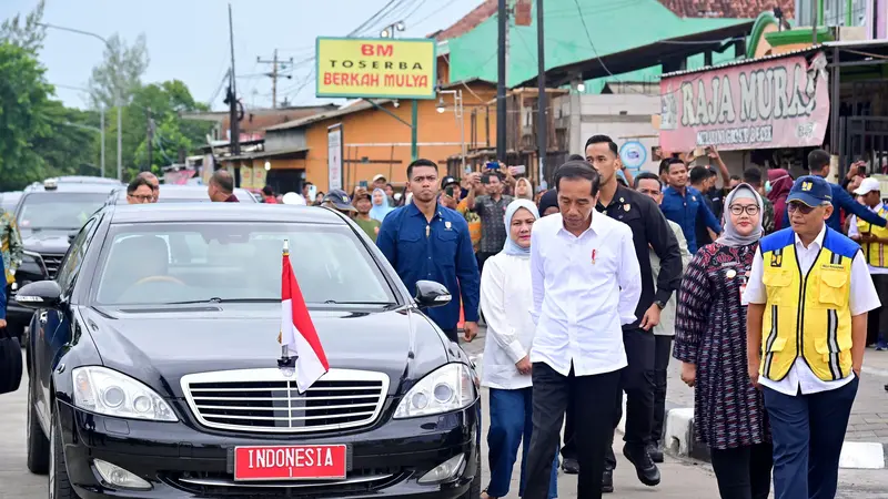 Presiden Joko Widodo (Jokowi) meninjau perbaikan meninjau ruas Jalan Surakarta-Gemolong (Sragen)-Purwodadi di Desa Ngandul, Kabupaten Sragen.