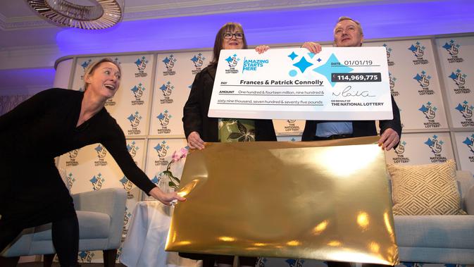 Frances dan Patrick Connolly seusai diumumkan sebagai pemenang lotere EuroMillions hari tahun baru di Belfast, Irlandia Utara, Jumat (4/1). Pasangan suami istri tersebut memperoleh 115 juta poundsterling atau sekitar Rp2,1 triliun. (Paul FAITH/AFP)