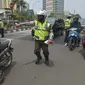 Polisi berusaha menghentikan pengendara motor ketika digelar Operasi Zebra 2014 di sekitar Pasar Senen, Jakarta, Rabu (26/11). (ANTARA FOTO/Saptono)