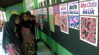 21 karya desain dan poster dengan tema cinta batik dipamerkan oleh siswa SMP Negeri 5 Purwokerto untuk memperingati hari batik nasional. (Foto: Liputan6.com/Cipto Pratomo untuk Muhamad Ridlo)