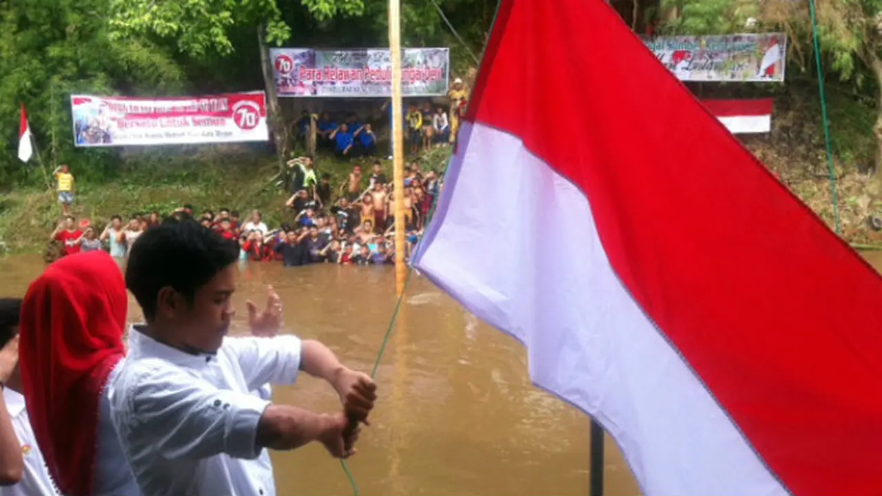 Peringati HUT RI, Masyarakat Aur Medan Upacara di Sungai Deli