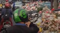 Video berdurasi 30 detik yang memperlihatkan tumpukan sampah yang berserakan di seberang Pasar Rubuh, Petir, Kecamatan Cipondoh, Kota Tangerang, sempat viral di jejaring sosial instagram, Selasa (6/6/2023).