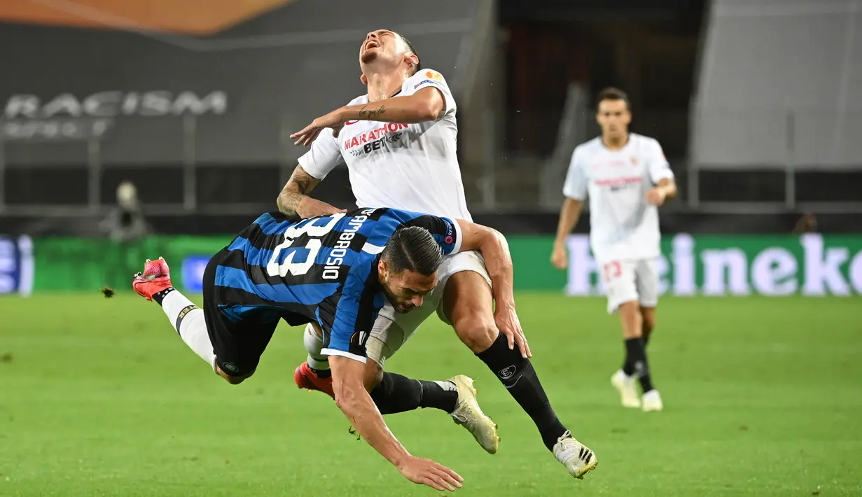 Pemain Inter Milan, Danilo D'Ambrosio (kiri) berebut bola dengan gelandang Sevilla, Lucas Ocampos pada pertandingan Final Liga Europa di Stadion Rhein Energie, Sabtu (22/8/2020) dini hari. Sevilla menjadi juara Liga Europa setelah menang dengan skor 3-2. (Ina Fassbender/Pool via AP)