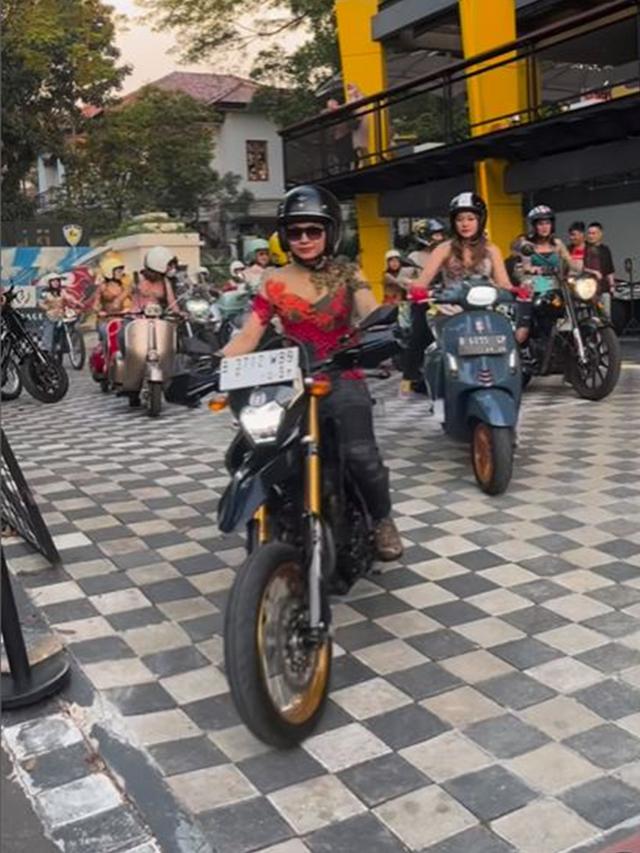 Peringati Hari Kartini, Ini 6 Potret Artis Wanita Naik Sepeda Motor Pakai Kebaya