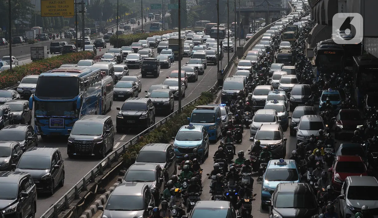 Kepadatan arus lalu lintas di jalan Gatot Subroto, Pancoran, Jakarta, Senin (13/11/2023). (merdeka.com/Imam Buhori)
