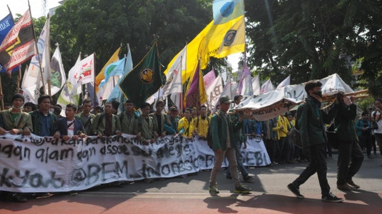 Ratusan mahasiswa gelar 'Sidang Rakyat' di depan Istana Merdeka