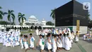 Murid-murid TK mengikuti kegiatan manasik haji se-Kota Depok di Asrama Haji Pondok Gede, Jakarta, Selasa (5/11/2019). Kegiatan yang diikuti sekitar 5000 murid TK ini dalam rangka mengenalkan ibadah lima rukun Islam, khususnya ibadah haji. (merdeka.com/Arie Basuki)