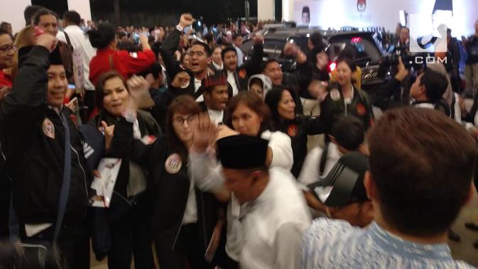 Perang yel-yel antarpendukung Jokowi dan Prabowo di lokasi debat capres. (Liputan6.com/Delvira Hutabarat)