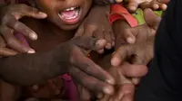 Anak-anak pengungsi Rohingya berdesakan berebut makanan di kamp pengungsi Balukhali, 50 kilometer dari Cox's Bazar, Bangladesh, Rabu (17/1). Bangladesh dan Myanmar sepakat akan memulangkan ratusan ribu pengungsi dalam dua tahun. (AP Photo/Manish Swarup)
