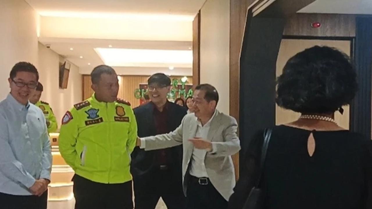 Polisi Patroli Natal Gereja di Bandung