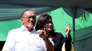 Aburizal Bakrie bersama istri Tatty Bakrie menunjukkan jari kelingking yang usai mencoblos di TPS 32 Menteng, Jakarta Pusat, Rabu (9/4). (Liputan6.com/Andrian M Tunay)