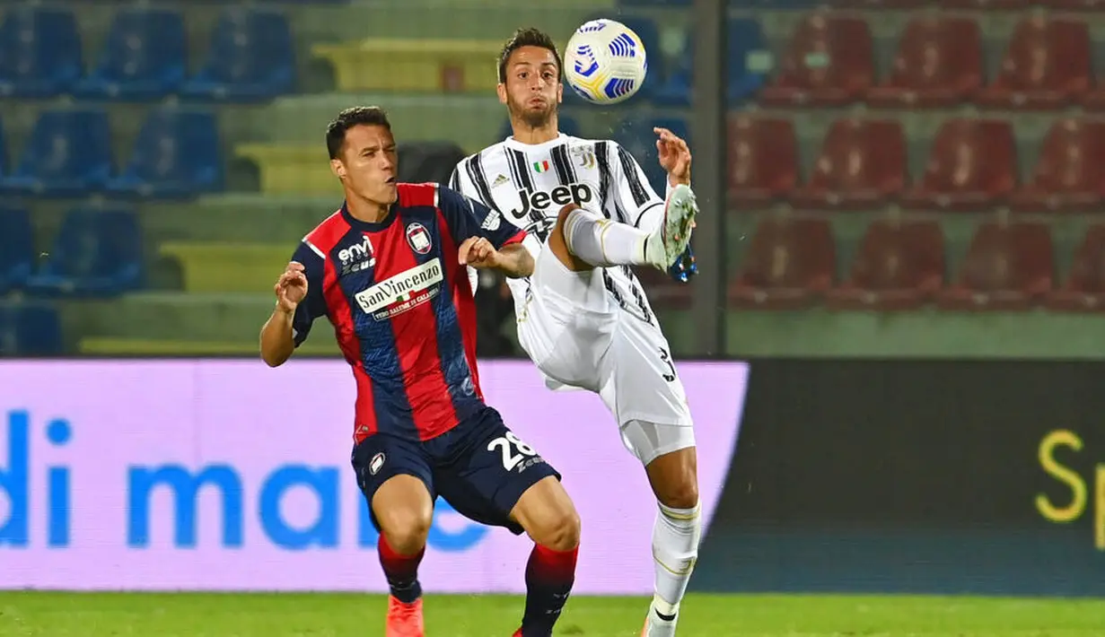 Pemain Juventus, Rodrigo Bentancur, berebut bola dengan pemain Crotone, Luca Siligardi, pada laga Liga Italia di Stadion Ezio Scida, Minggu (18/10/2020). Kedua tim bermain imbang 0-0. (Francesco Mazzitello/LaPresse via AP)