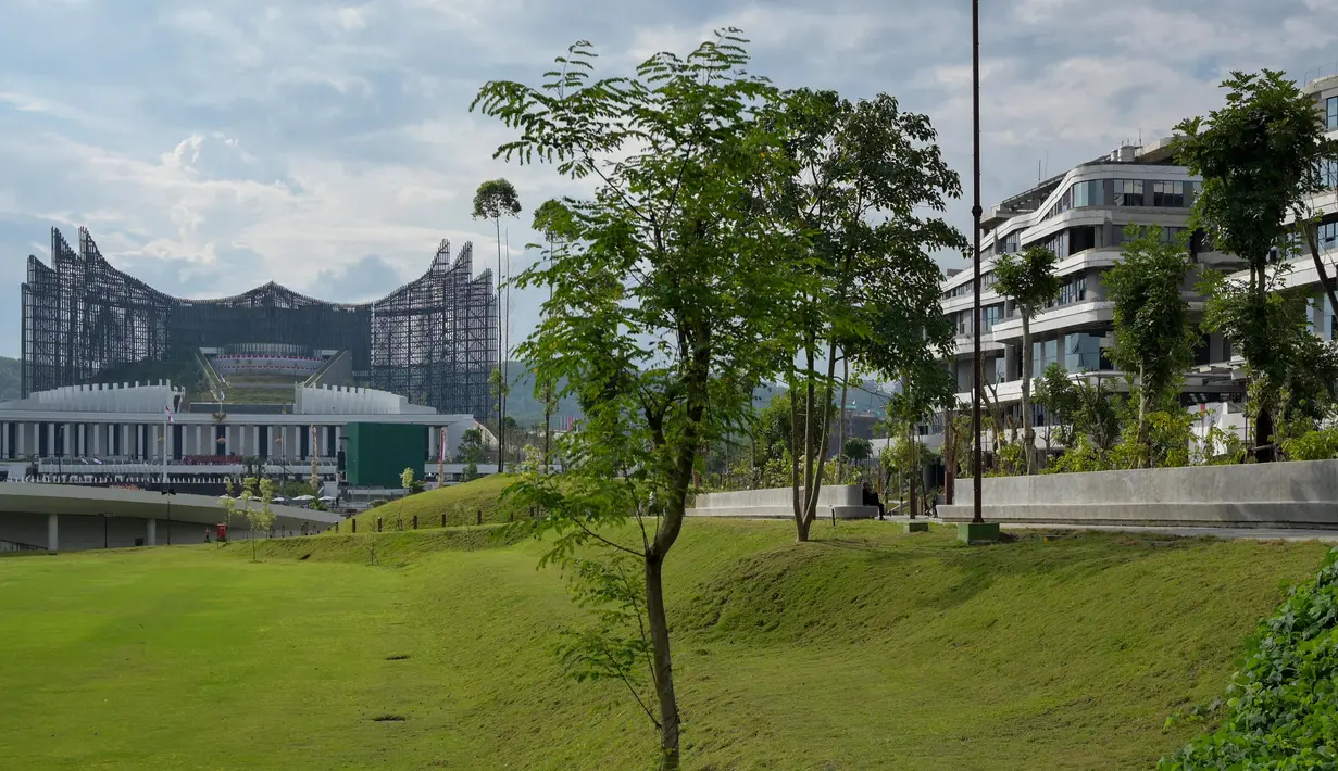 Sementara, Wakil Menteri Sekretaris Negara Juri Ardiantoro mengatakan infrastruktur di IKN belum siap untuk menjadi tempat diselenggarakannya upacara kenegaraan. Tampak dalam foto, pemandangan umum yang menunjukkan Istana Kepresidenan di Ibu Kota Nusantara, di Sepaku, Penajam Paser Utara, Kalimantan Timur, pada 17 Agustus 2024, selama perayaan yang menandai Hari Kemerdekaan Indonesia ke-79. (BAY ISMOYO/AFP)