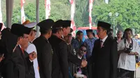 Gubernur DKI Jakarta Joko Widodo saat bersalaman dengan Wakilnya, Basuki Tjahaja Purnama, Minggu (17/8/14). (Liputan6.com/Herman Zakharia)