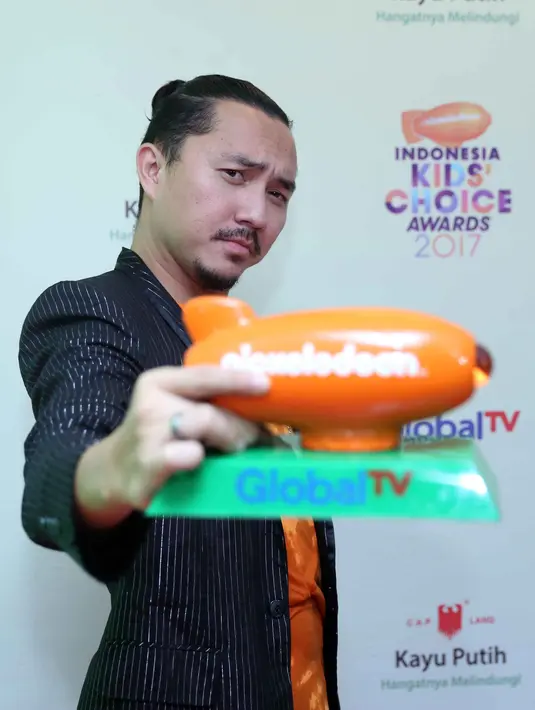 "Kita tidak khusus dibantu oleh baby sitter, tapi kalau untuk pekerjaan. rumah tangga ada yang bantu. Jadi aku sih salut buat istri saya, sehat-sehat ya istriku," ucap Ananda Omesh, di kawasan TMII Jakarta Timur. (Nurwahyunan/Bintang.com)