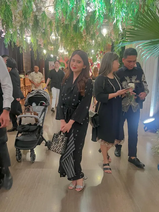 Gaya Simple Tissa Biani yang Cantik Berkebaya untuk Kondangan, Didoakan Segera Nyusul