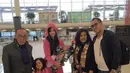 Nia Ramadhani memanfaatkan momen yang tepat untuk melepaskan penat. Ia memutuskan berlibur ke Hongkong Disney Land bersama keluarga Bakrie. (viainstagram@ramadhaniabakrie/Bintang.com)