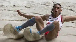 Atlet lompat jauh Indonesia, Maria Londa, melakukan lompatan saat tampil pada ajang SEA Games di Stadion Bukit Jalil, Kuala Lumpur, Jumat (25/8/2017). Maria meraih perak dengan lompatan 6,67 meter. (Bola.com/Vitalis Yogi Trisna)
