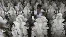 Perajin menyelesaikan pembuatan patung Dewa Ganesha di sebuah bengkel di pinggiran Hyderabad, India, Senin (29/6/2020). Patung Dewa Ganesha banyak ditemukan di berbagai penjuru India termasuk Nepal, Tibet, dan Asia Tenggara. (NOAH SEELAM/AFP)