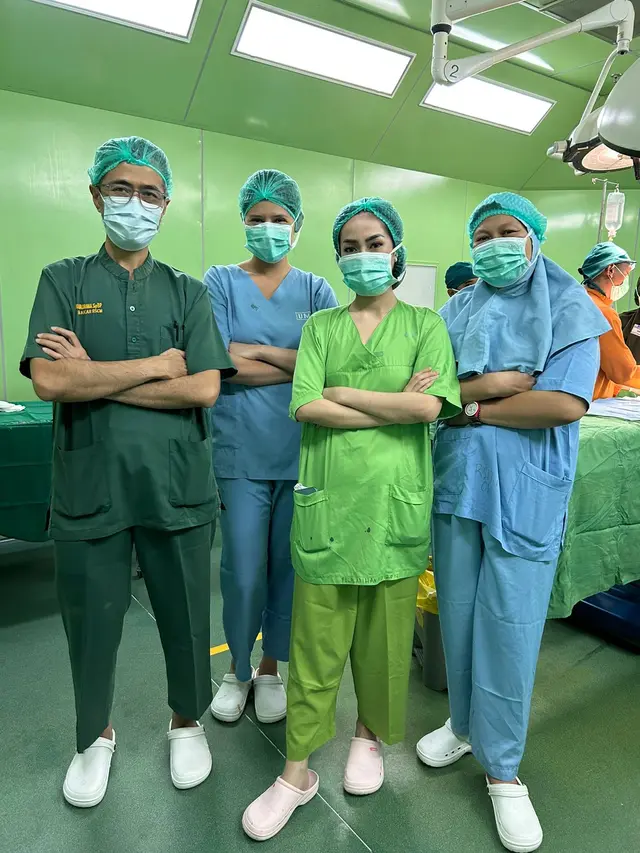 Tak hanya operasi bibir sumbing, Rininta Christabella bersama tim dokter dari Rumah Sakit Islam Cempaka Putih Jakarta juga bergerak menolong anak yang terluka bakar. (Foto: Dok. Koleksi Pribadi Rininta Christabella)