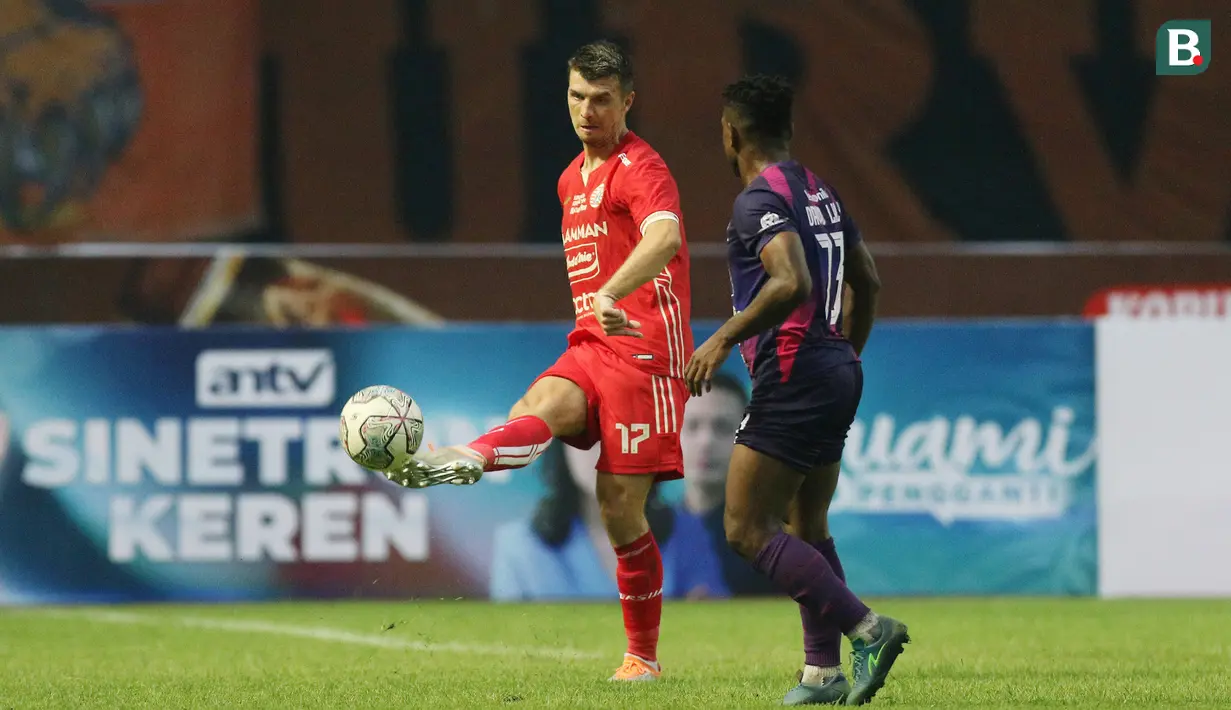 Pemain Persija Jakarta, Ondrej Kudela (kiri) menguasai bola pada laga persahabatan antara Persija Jakarta menghadapi Rans Nusantara FC di Stadion Wibawa Mukti, Cikarang, Sabtu (16/7/2022). (Bola.com/M Iqbal Ichsan)