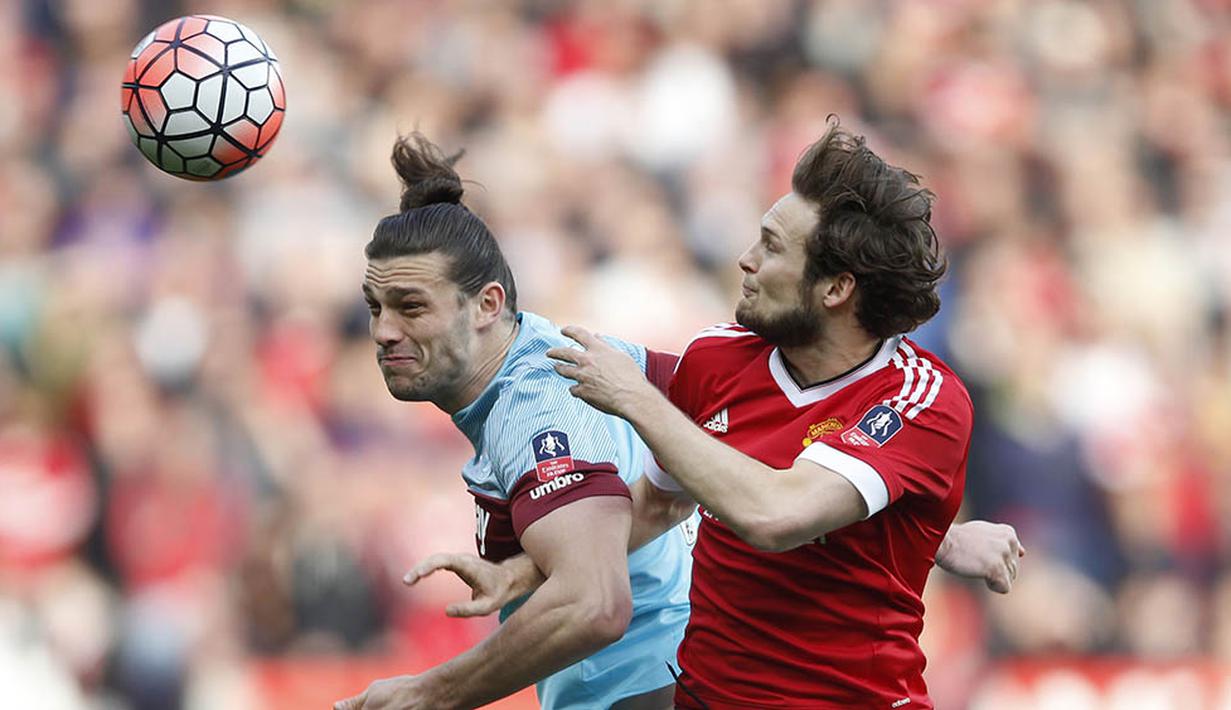 Gelandang Manchester United, Daley Blind, duel udara dengan striker West Ham, Andy Carroll. MU gagal memanfaatkan peluang sebagai tuan rumah untuk meraih kemenangan. (Reuters/Carl Recine)