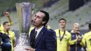 Liga Europa yang sebelumnya bernama Piala UEFA adalah ajang yang kelasnya di bawah Liga Champions. Nama Unai Emery menjadi identik dengan trofi ini usai merebutnya sebanyak 4 kali, melewati pencapaian Giovanni Trapattoni. Berikut momen 4 gelar yang diraihnya. (AFP/Kacper Pempel/Pool)