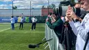 Relawan FIFA juga terdengar berkali-kali berteriak kepada awak media agar mematuhi aturan di tempat tersebut dengan tidak mengambil gambar di luar lapangan latihan dan tidak menginjak rumput lapangan latihan. (Bola.com/Hery Kurniawan/Adv/Powerade)