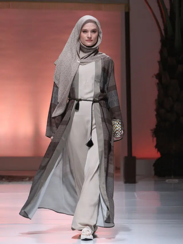 First Light, Debut Fashion Show Heaven Lights