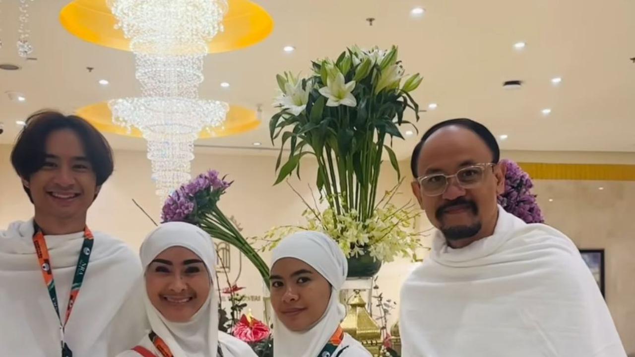 7 Potret Iis Dahlia dan Keluarga Jalani Umroh di Bulan Ramadan, Momen Penuh Haru di Tanah Suci