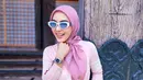 <p>Syahrini bersama suami, Reino Barack, baru-baru ini liburan ke Jepang. Saat berada di Negeri Sakura, sang penyanyi tampil cantik dengan gaya outfit serba pink. (Instagram/princessyahrini)</p>