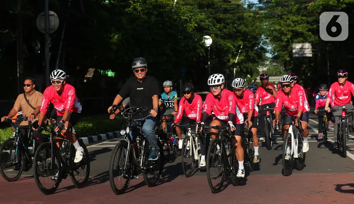 Gubernur DKI Jakarta Anies Baswedan saat bersepeda di Jakarta, Jumat (3/6/2022). Dalam rangka hari bersepeda dunia dan mendukung perhelatan G20 Pemprov DKI dan United Bike berharap bersepeda dapat mendorong masyarakat untuk menjadikan sepeda sebagai alternatif alat transportasi yang lebih banyak digunakan ke depannya. (Liputan6.com/Angga Yuniar)