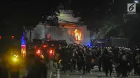 Massa membakar benda di kawasan Tanah Abang, Jakarta Pusat, Rabu (22/5/2019). Massa terus melakukan perlawanan meski polisi menembakkan gas air mata pasca buntut dari unjuk rasa hasil penghitungan suara Pemilu 2019 di depan kantor Bawaslu. (Liputan6.com/Herman Zakharia)