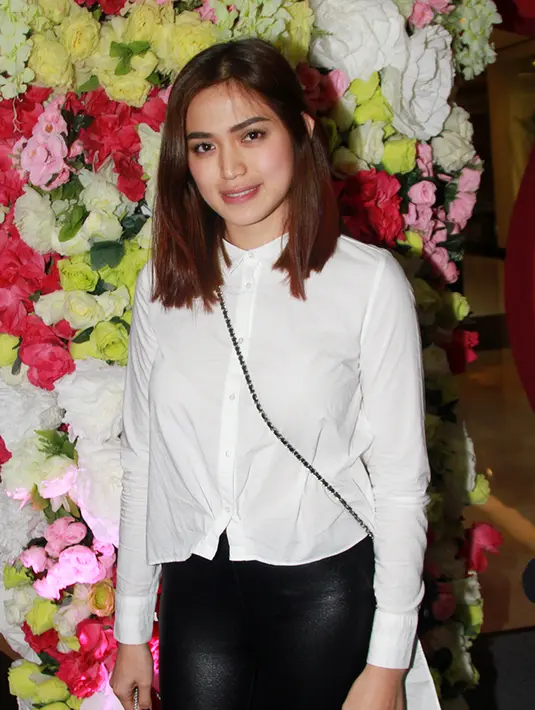 Ditemui di mal Puri Indah, Jakarta Barat, Sabtu (5/9/2015), Jessica mengaku belum ada rencana untuk mencari pendamping baru, ia ingin fokus terhadap buah hatinya, Baby El. (Wimbarsana/Bintang.com)