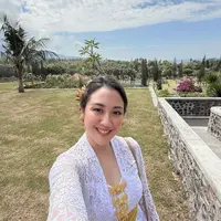 Momen ini bukan sekadar menghadirkan keindahan budaya, tapi juga memperlihatkan bagaimana kecintaan Sherina terhadap tradisi dapat diwujudkan lewat gaya personal yang begitu memikat. [@sherinamunaf].