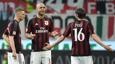 Para pemain AC Milan terlihat sedang berkoordinasi ketika susah menjebol gawang Carpi FC pada lanjutan Serie A Italia di Stadion Giuseppe Meazza, Milan, Italy,Kamis (21/4/2016) atau Jumat dini hari WIB. (EPA/Daniel Dal Zennaro)