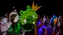 Seorang pria memainkan terompet selama parade Natal di Panama City (16/12). Warga Panama tengah mempersiapkan diri menyambut datangnya Natal 2018 yang jatuh pada tanggal 25 Desember. (AFP Photo/Luis Acosta)