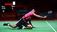 Tunggal putra Indonesia, Chico Aura Dwi Wardoyo saat melawan sesama wakil Indonesia, Jonatan Christie pada laga final Indonesia Masters 2023 di Istora Senayan, Jakarta, Minggu (29/1/2023). Chico Aura Dwi Wardoyo kalah dengan dua game langsung 15-21, 13-21. (Bola.com/M Iqbal Ichsan)