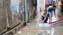 Ada pula yang menaiki 'perahu' bertuliskan Palang Merah Indonesia. (Liputan6.com/Abdul Azis Prastowo)